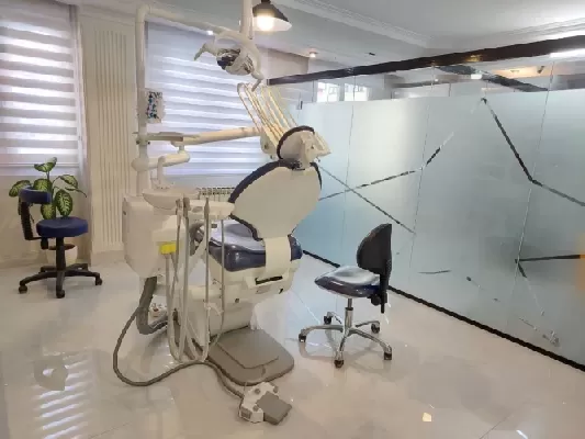 الدكتور امیرحسین وطن دوست صور العيادة و موقع العمل2